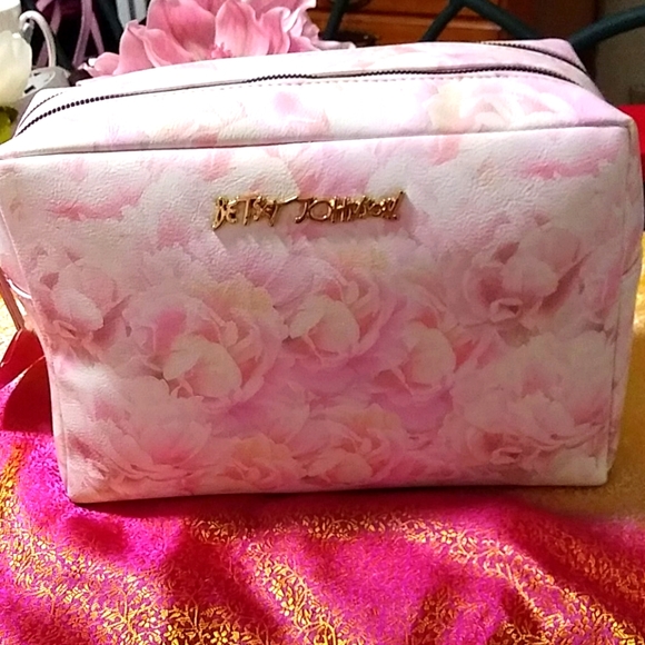 NWT Betsey Johnson Cosmetic Bag Very Roomy - Picture 1 of 12
